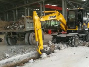 小型挖掘機(jī)車(chē)間施工